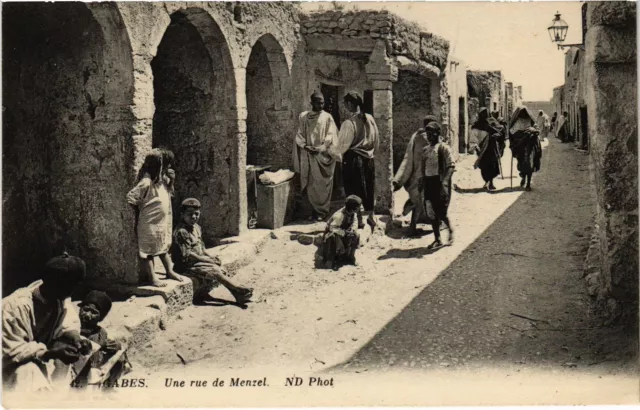 CPA AK MAROC Une rue de Menzel (87385)