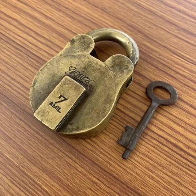 Un cadenas ou une serrure en laiton ancien ou antique avec clé, forme...