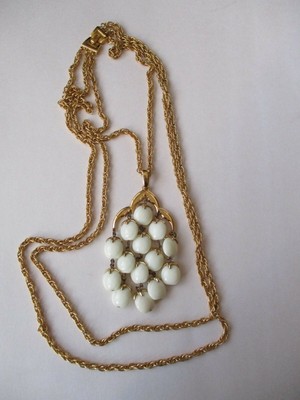 Trifari COLLANA firmata TRIFARI TM pendente smalto beige e grigio pietra in lucite 