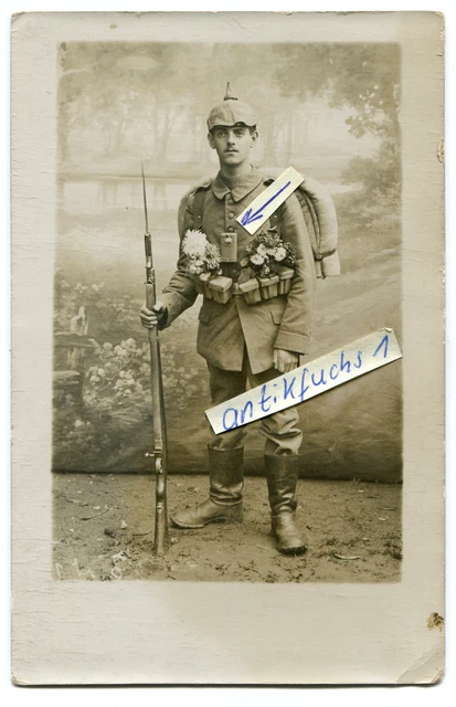 Portrait-Foto: Deut.Sturm-Soldat in Feldgrau mit Taschenlampe an der Jacke ,1.WK