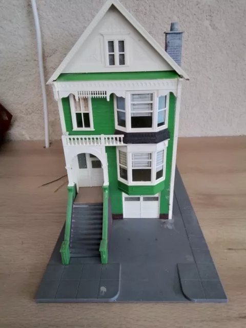 Mth Echelle 0 . Maquette Decor Diorama. Grande Maison Victorienne Avec Socle