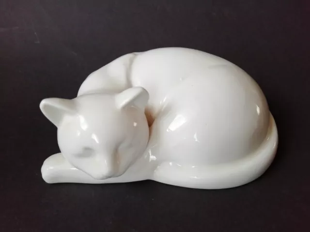 Gilde Deko Katze Diana sitzend Porzellan weiß liegend