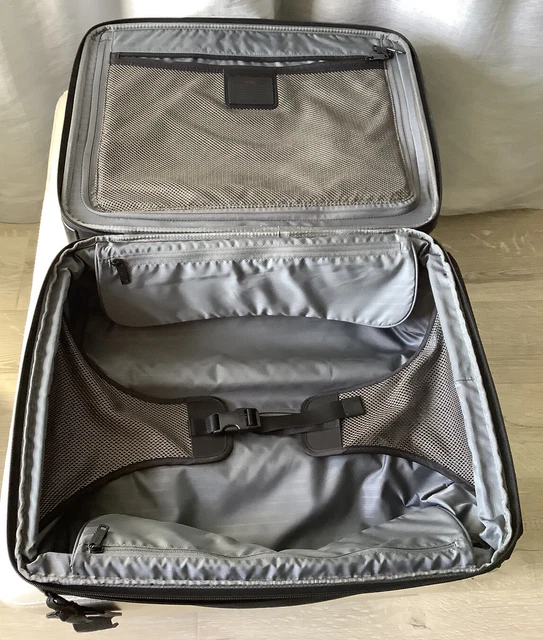 TUMI Alpha 2 Black 4 Wheel Expandable Suitcase Carry On 22 x 16 Inch 7