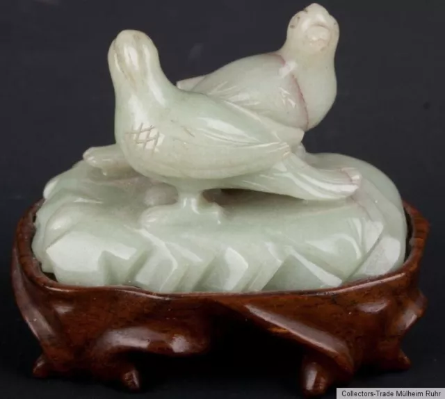 China 20 Jh. Tauben A Chinese Jade Group of a Pair of Doves Giada Cinese Chinois
