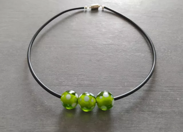 Collana corta, moderna e minimalista, perle di vetro verde acido e gomma nera