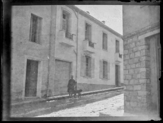 Plaque verre photo ancienne noir et blanc négatif 9x12 cm soldat chien village