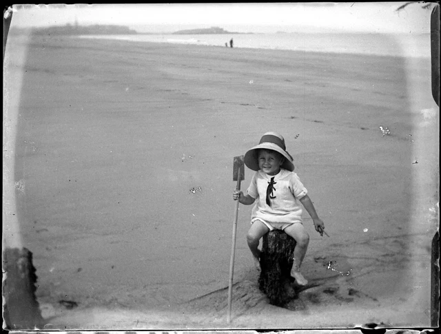 Enfant avec pelle à la plage mer - négatif photo verre photo - an. 1910 20
