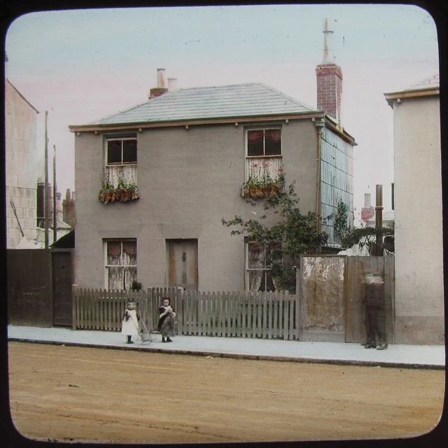 Glass Magic Lantern Slide CHILDREN OUTSIDE HOUSE C1890 OLD VICTORIAN PHOTO