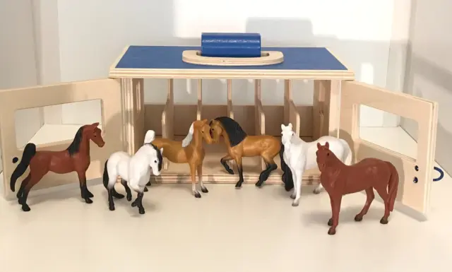 Breyer Farms Wooden Carrying Case Toy Barn Horse Stable with 6 Breyer Horses