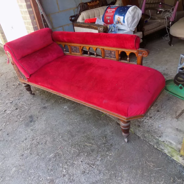 An Edwardian oak show frame chaise longue / sofa