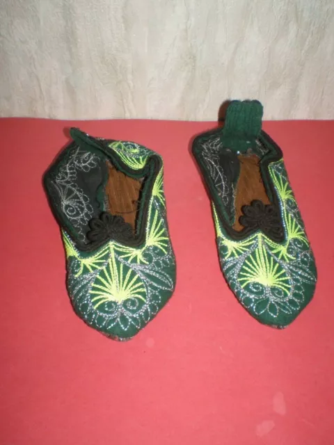 Belles chaussures de laine faites à la main en Bulgarie, arts folkloriques...