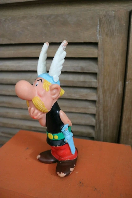 ASTERIX UDERZO RARE badge dargaud le chat 1967 Assurancetourix le barde