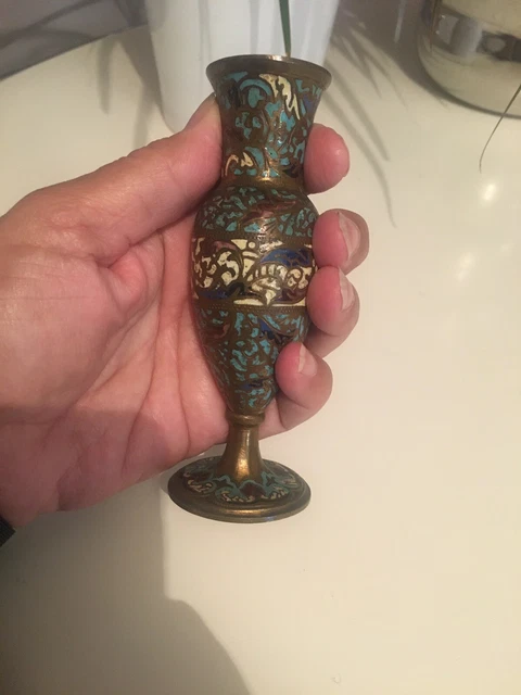 Chine, vers 1900 Vase Hu à panse côtelée en porcelaine émaillée
