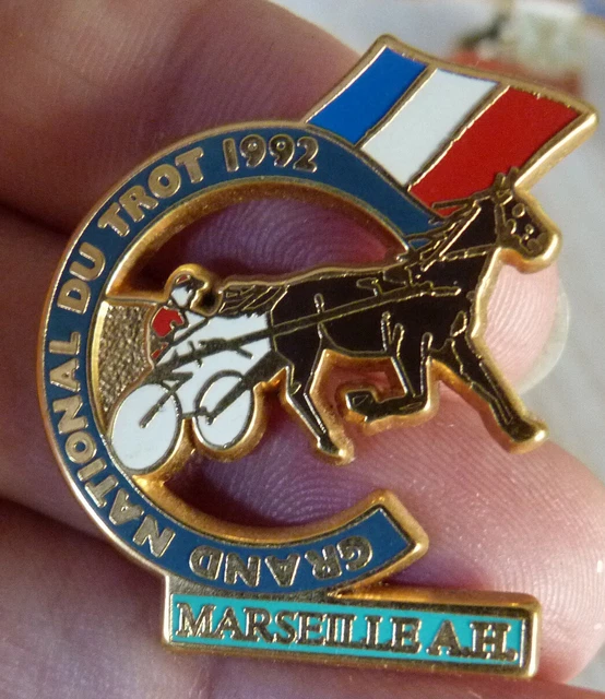 Animaux - 3 Pin's équitation GRAND NATIONAL DU TROT 1992 MARSEILLE LYON Nantes Signes Starpin S 1766544712
