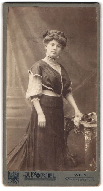 Fotografie J. Popjel, Wien, Währingerstraße 96, Junge Frau mit modischer Frisur