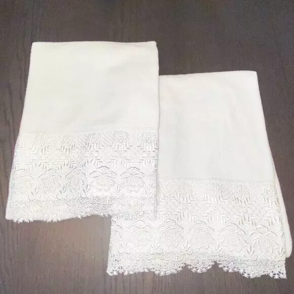 2 Vintage White Floral Fancy Lace Fingertips Guest Bath Towels