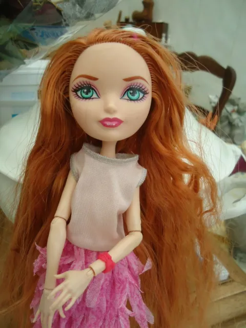 POUPEE Monster high ROUSSE AUX YEUX VERTS MATTEL 2013