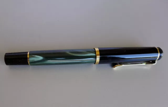 Pelikan  Kolbenfüller  NOS grün-marmoriert GTZ Aufschrift