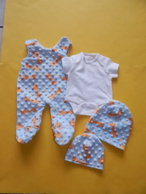 Babystrampler hellblau mit Giraffen versch.  Größen mit Füßchen, Body o. T-Shirt