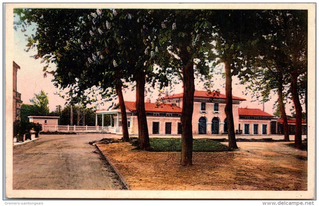 33 LESPARRE - vue de la place de la gare