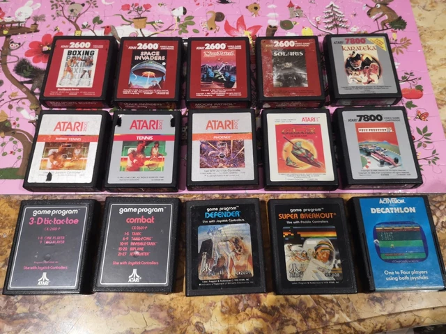 Lot de 15 jeux vidéo Atari 2600 dans une mallette de