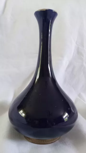 Vase soliflore bleu nuit sur support bronze dans le goût de Sèvres