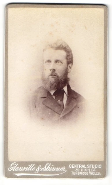 Fotografie Glanville & Skinner, Tunbridge Wells, Portrait stattlicher junger Ma