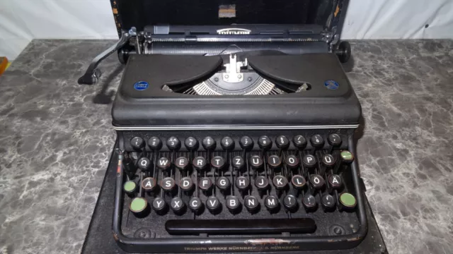 Vintage Schreibmaschine Triumph im Koffer