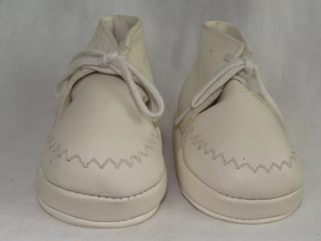 Chaussures de bébé à lacets "BIQUET" en peau très souple écru dans sa boite