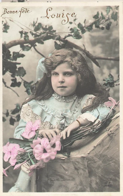 Une photographie d'une adolescente cheveux longs cheveux bruns | Image
