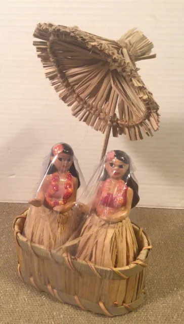 Salt & Pepper Shaker Set of 2 Hula Girls Grass Skirts w/ Tiki Hut Stand - NIP