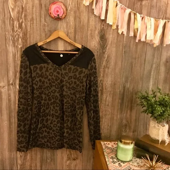 BKE Boutique Black Gold Animal print Leopard long sleeve sheer Blouse New