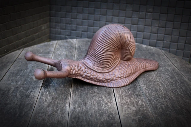 Stiefelknecht Schnecke Gusseisen antikbraun Dekofigur Landhausstil Gartenfigur