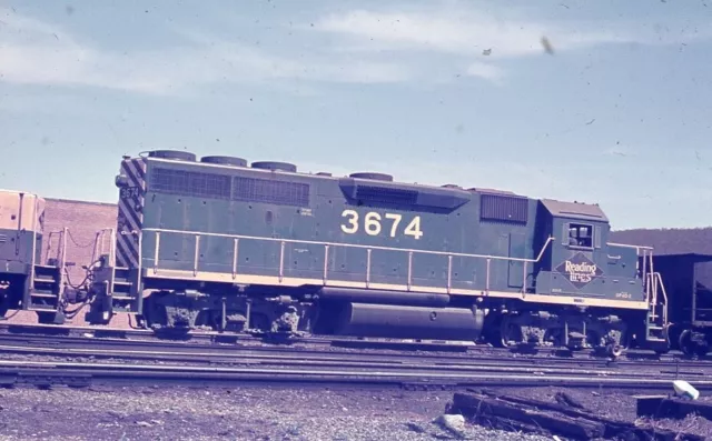 RDG reading railroad GP-40-2 3674 original railroad slide