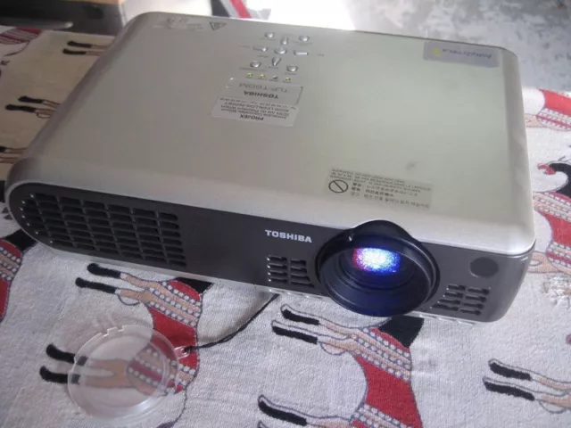 TOSHIBA TLP-T60M LCD PROJECTOR 1024x768 pixels videoprojecteur