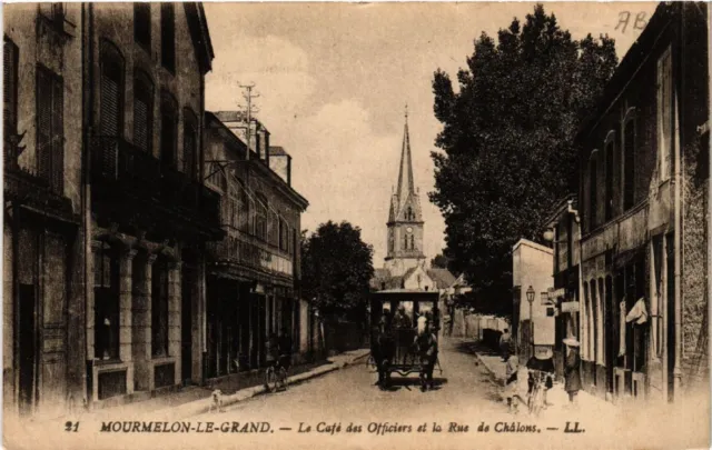 CPA MOURMELON-le-GRAND Le Café des Officiers et la Rue des CHALONS (490868)