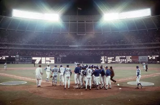 Atlanta Braves Hank Aaron victorious with teammates after hitting - Old Photo