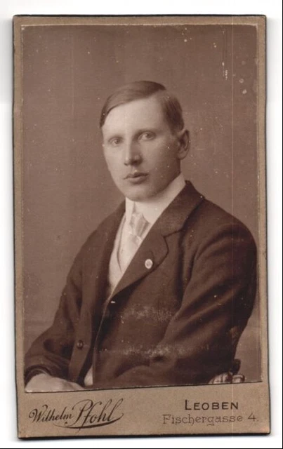 Photography Wilhelm Pfohl, Loeben, Fischergasse 4, young guy with combed