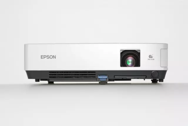 Epson EMP-1715 1024x768 Projector VGA Composite S-Video USB 2700 Lumens