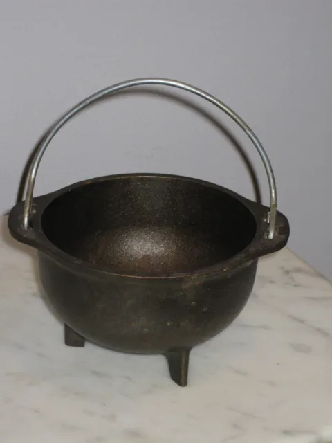 Vintage Lodge Cast Iron Mini 3-Legged Kettle (Cauldron)