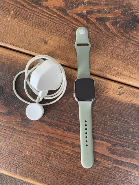 Rose gold apple deals watch with white band