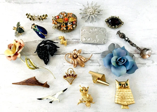 LOT OF 20 Vintage Costume Jewelry Brooches Flowers Bugs Birds