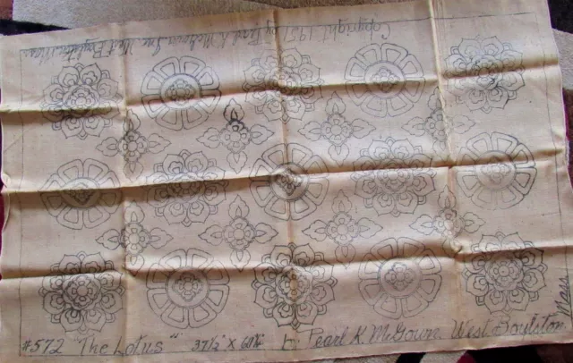 "Patrón de enganche de alfombra vintage, "The Lotus" #572, lona de arpillera 37,5"" x 60,75"