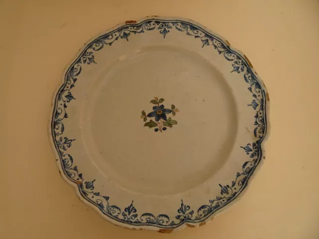Grand plat en faience de Moustiers .XVIII°.