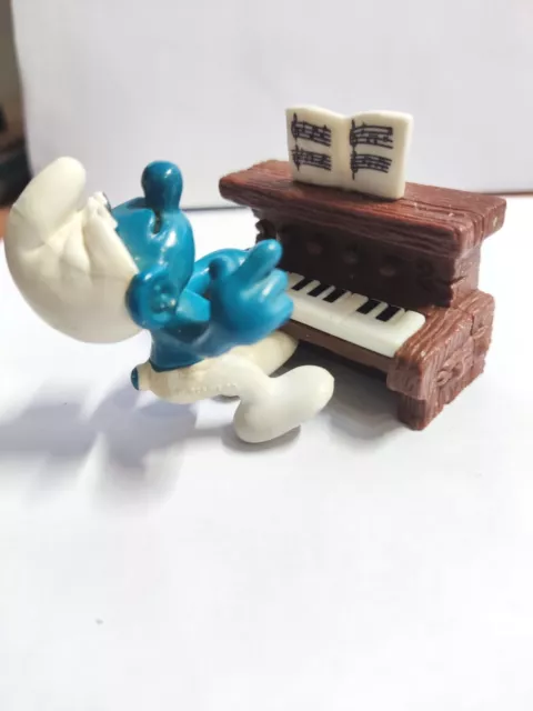 Super Puffo con Pianoforte cod.40229 Peyo Schleich W.Berrie Anno 1983 Honk Kong.
