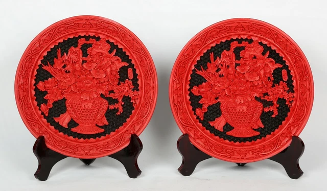 Pareja de Platos de Laca China de Cinabrio rojo y negro con motivos florales