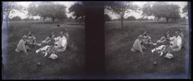 France Famille Déjeuner sur l’herbe c1930 Photo NEGATIVE STEREO Plaque Vintage P