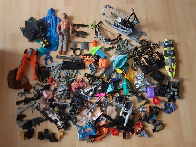 lot vêtements de poupée et figurine vintage.