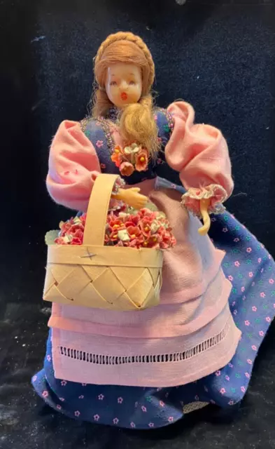 Alte Wachs Figur Frau Mädchen 31cm Stoff Blumenkorb Sammler Dekostüch 70-80erJ