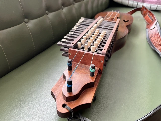Nyckelharpa (instrument à cordes suédois) 5
